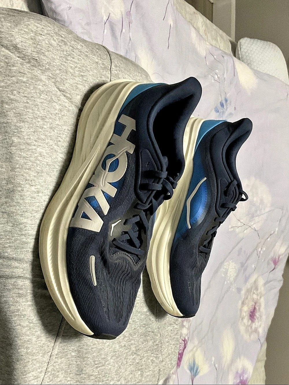 HOKA Bondi 9 unisex Athletic Shoes in Black & Blue - Picture 3 of 7